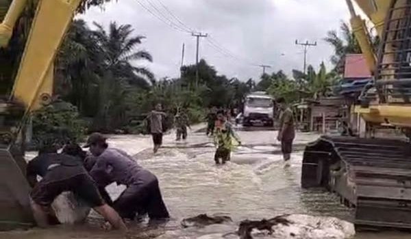 Pemprov Riau Siagakan Alat Berat Untuk Tangani Banjir Inhu