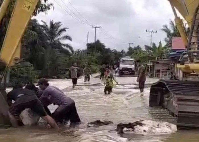 Pemprov Riau Siagakan Alat Berat Untuk Tangani Banjir Inhu