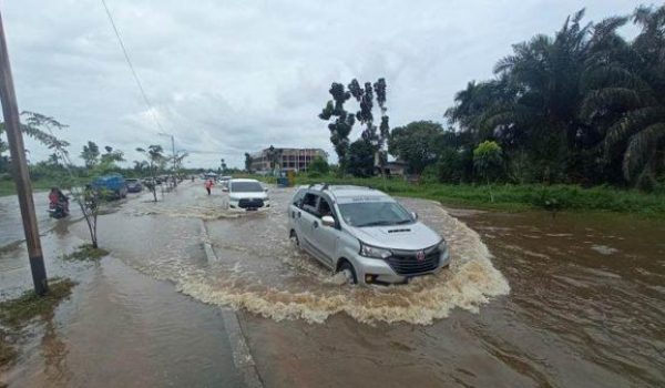 Pengendara Jangan Paksakan Diri Lewati Banjir