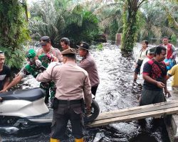 Warga Pelalawan Angkut Motor Lintasi Banjir Pakai Perahu Mesin