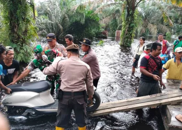 Warga Pelalawan Angkut Motor Lintasi Banjir Pakai Perahu Mesin