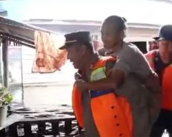 Polisi Evakuasi Dua Lansia Terjebak Banjir di Pelalawan