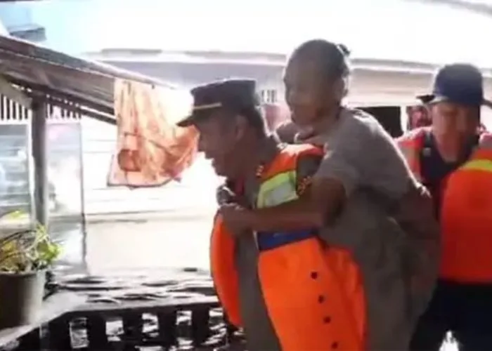 Polisi Evakuasi Dua Lansia Terjebak Banjir di Pelalawan