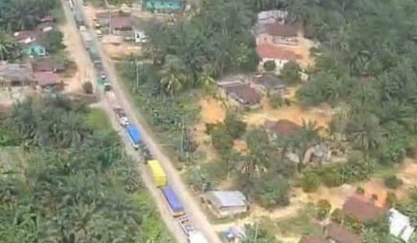 Antrian Kendaraan Mengular di Jalintim Pelalawan