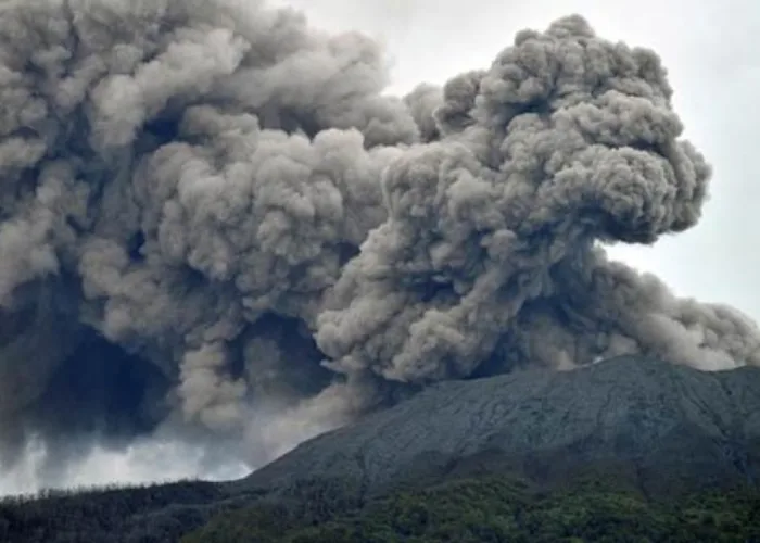 Suara Dentuman dan Gemuruh Warnai Erupsi Gunung Marapi