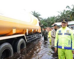 Banjir Belum Surut, Jalan Lintas Sumatera di Pelalawan Masih Macet