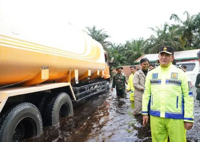 Banjir Belum Surut, Jalan Lintas Sumatera di Pelalawan Masih Macet