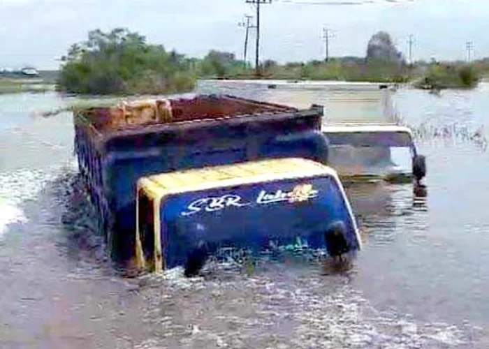 Banjir Pelalawan Parah, Kerahkan Alat Berat Tarik Truk Towing Mogok