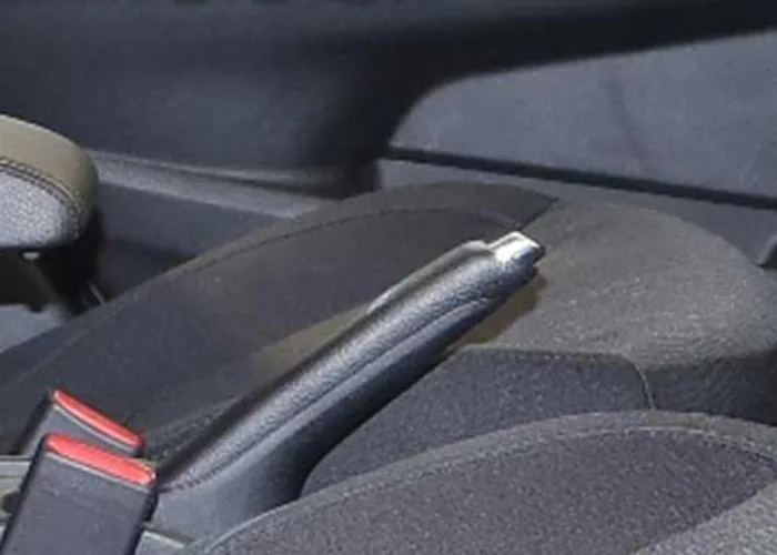 Saat Mobil Parkir Paralel Jangan Aktifkan Rem Tangan, Ini Alasannya!