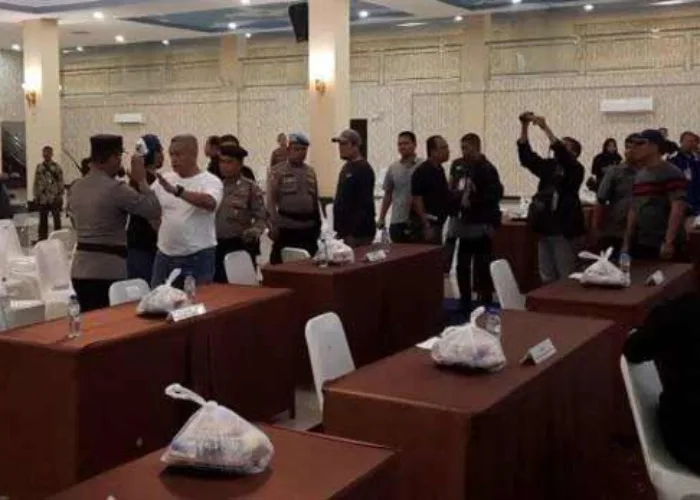 Pleno KPU Tanjung Pinang Ricuh, Saksi Tendang Meja dan Pukul Petugas