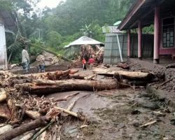 Banjir Bandang di Pesisir Selatan, 10 Orang Hilang, Jalan Sumbar-Bengkulu Putus Total