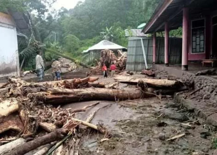 Banjir Bandang di Pesisir Selatan, 10 Orang Hilang, Jalan Sumbar-Bengkulu Putus Total