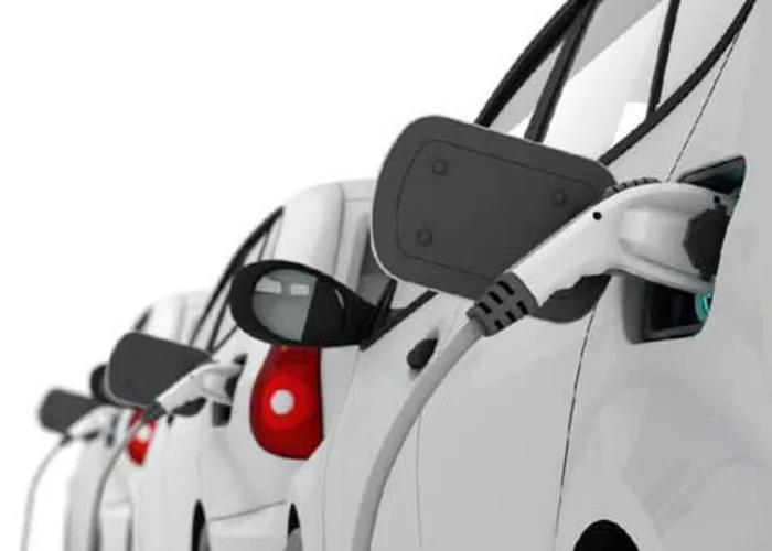 Harga Solar Tembus Rp30.000, Pemilik Mobil Diesel Mulai Beralih ke Mobil Listrik