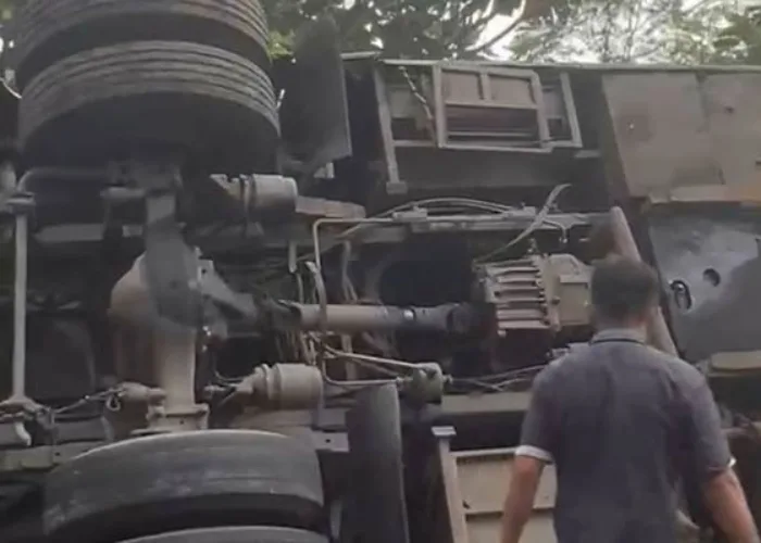 Bus ALS Terbalik di Jalur One Way Padang-Bukittinggi, 1 Tewas, Puluhan Terluka