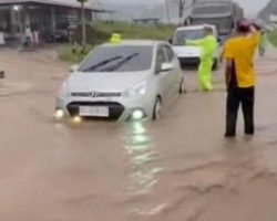Banjir Rendam Jalan Lintas Padang-Bukittinggi