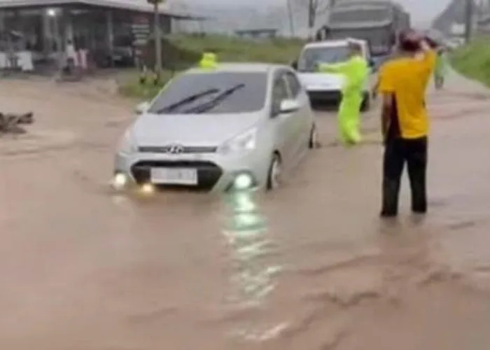 Banjir Rendam Jalan Lintas Padang-Bukittinggi