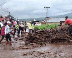 Banjir Lahar Dingin Marapi Putus Jalan Lintas Bukittinggi-Padang