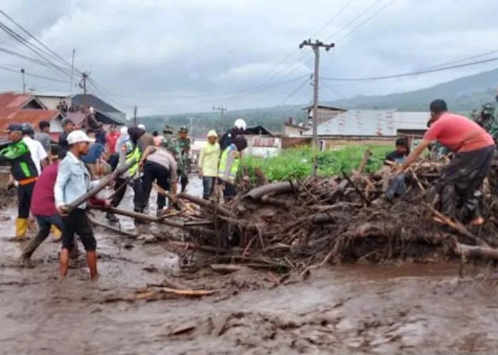 Banjir Lahar Dingin Marapi Putus Jalan Lintas Bukittinggi-Padang