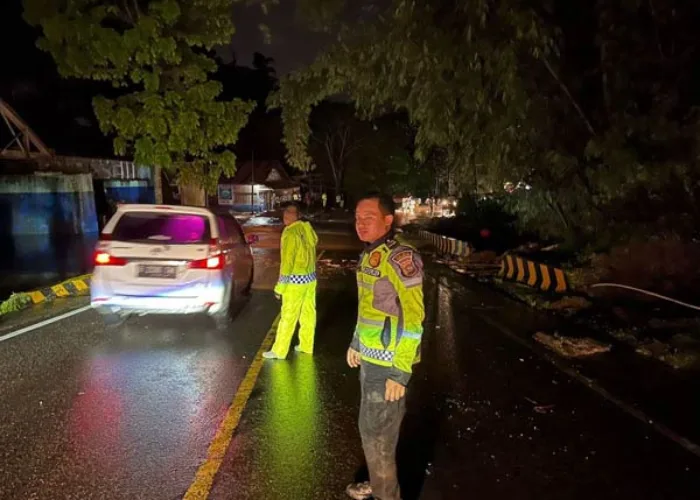 Ruas Jalan Bukittinggi-Padang Kembali Normal