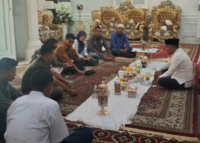 Ketika Teh Kelor Hangatkan Pertemuan Bupati Zukri dan Pengurus PJS