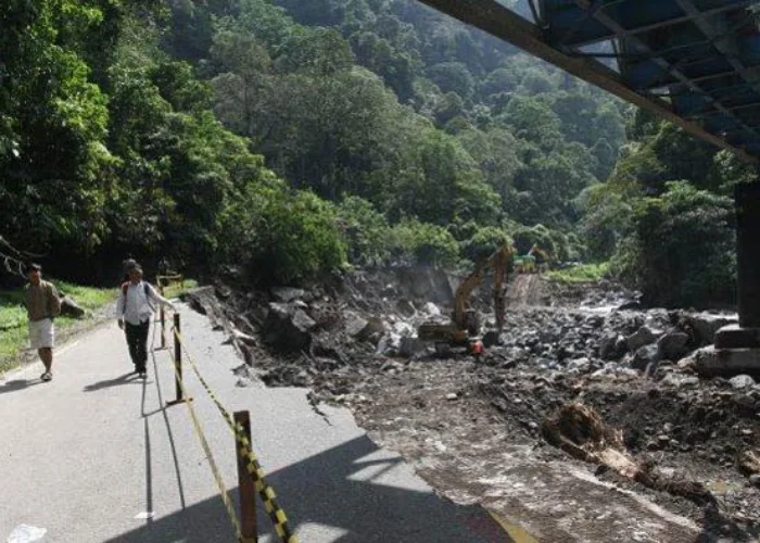Target Perbaikan Jalan Padang-Bukittinggi Dampak Banjir Bandang Dua Bulan Beres