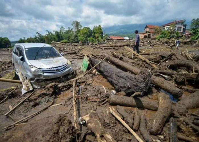Banjir Bandang di Sumbar, Puluhan Nyawa Melayang, Rumah dan Kendaraan Hanyut
