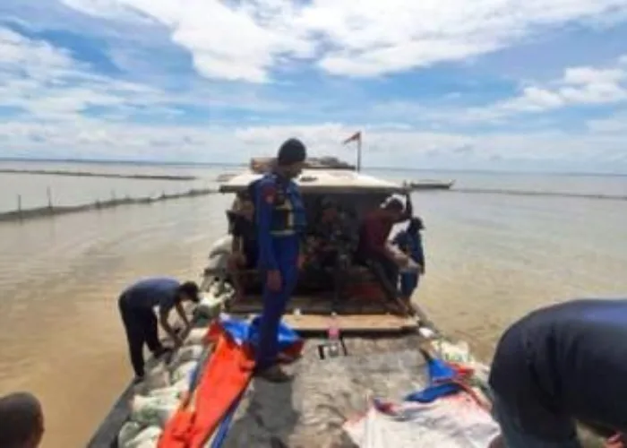 Kapal Berisi 16 Ton Beras Bulog Karam di Meranti