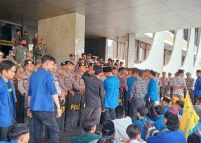 Tolak Pj Walikota Pekanbaru, Mahasiswa Demo Kantor Gubernur