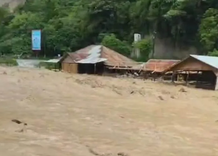 Ngarai Sianok Bukittinggi Banjir, Air Sentuh Atap Rumah