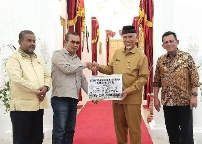 Gubernur Kepri Bantu Korban Banjir Bandang Sumbar Rp 939 Juta