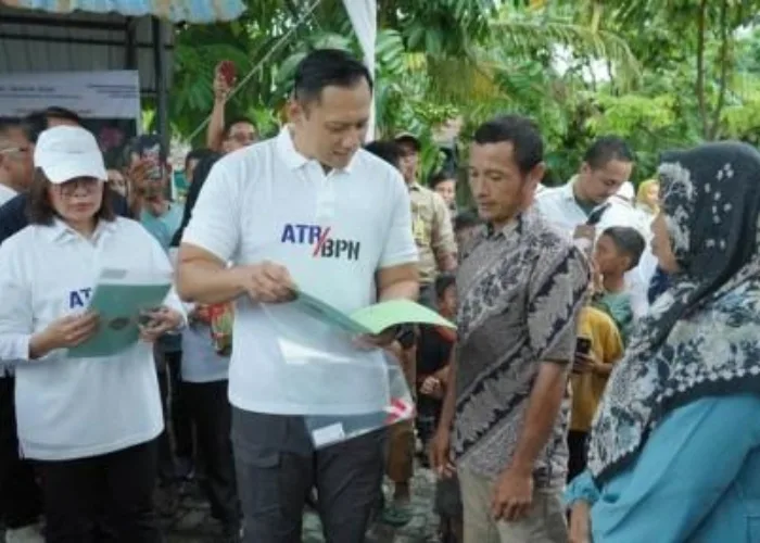 AHY Bagikan Sertifikat Tanah Warga Pekanbaru