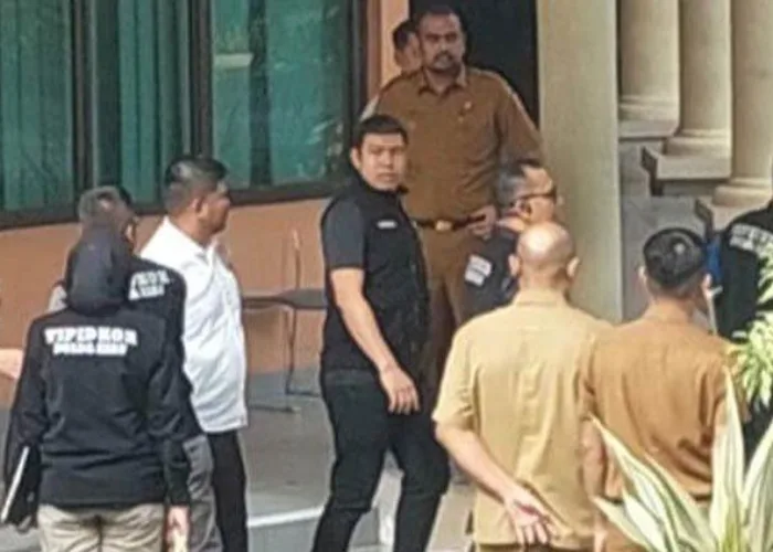 Polisi Geledah Sekretariat DPRD Riau