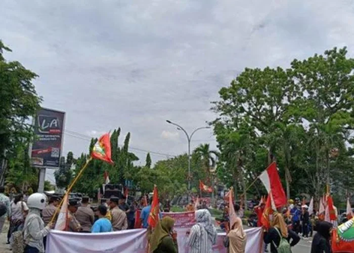 Soroti Penyalahgunaan Dana BOS dan Dugaan Pungli Kepsek, Disdik Riau Didemo