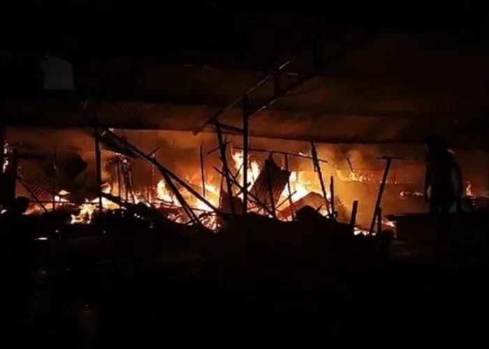 Puluhan Kios di Pasar Pulau Payung Dumai Hangus Terbakar