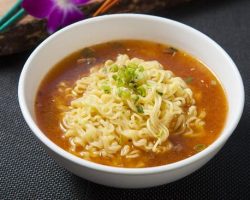 Saat Makan Mie Instan, Hindari Bersamaan Dengan 3 Makanan Ini