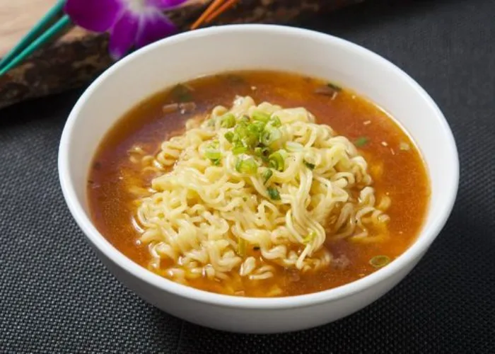Saat Makan Mie Instan, Hindari Bersamaan Dengan 3 Makanan Ini