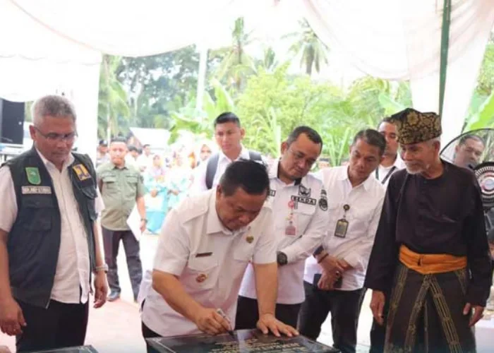 Pj Gubri SF Hariyanto Resmikan Jembatan Surau Munai di Rambah Hilir