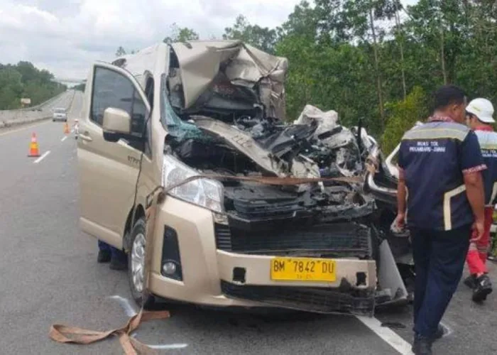 Kecelakaan di Tol Pekanbaru-Dumai, Mobil Travel Hantam Truk Bermuatan Besi