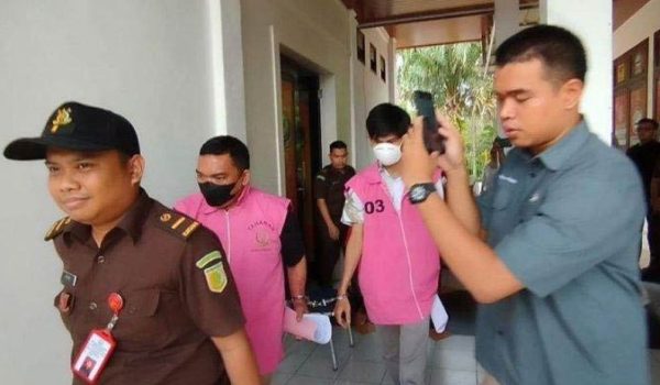 Kejari Rohul Tahan 6 Tersangka Dugaan Korupsi Pupuk Subsidi Rp24,5 Miliar