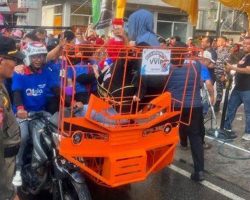 Serunya Festival Perang Air, Warga Banjiri Selatpanjang dengan Cipratan Air!