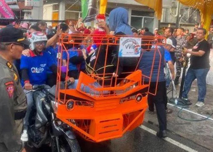 Serunya Festival Perang Air, Warga Banjiri Selatpanjang dengan Cipratan Air!