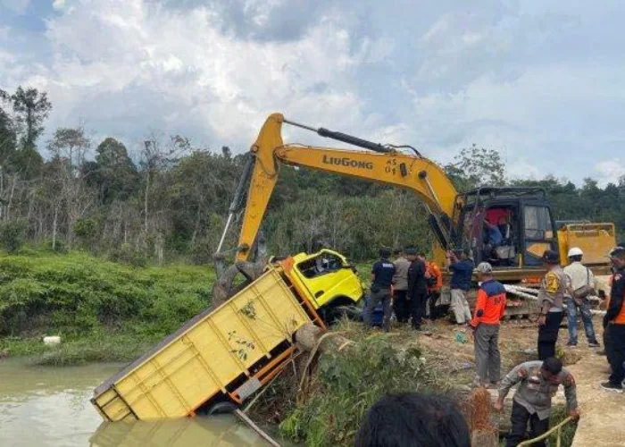 Truk Angkut 32 Karyawan Masuk Sungai Segati Pelalawan, 4 Orang Meninggal