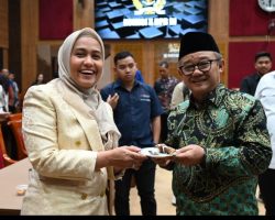 Ketika Komisi X DPR dan Mendikdasmen Rayakan Milad Karmila