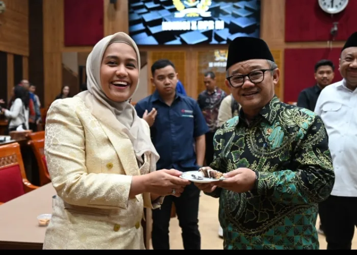 Ketika Komisi X DPR dan Mendikdasmen Rayakan Milad Karmila