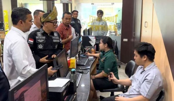 Geramnya Wamenaker Dicueki Saat Sidak Perusahaan Penahan Ijazah di Pekanbaru