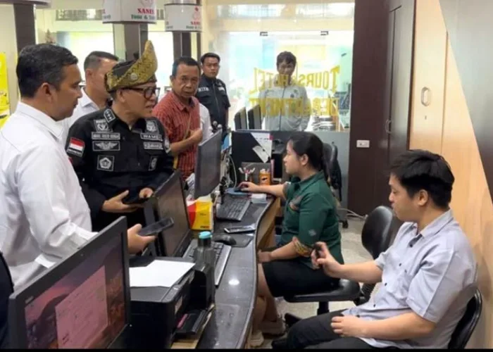 Geramnya Wamenaker Dicueki Saat Sidak Perusahaan Penahan Ijazah di Pekanbaru