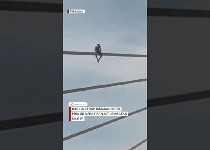 Lelaki Ini Nekat Panjat Jembatan Siak IV, Alasannya Sering Dimarahi Istri