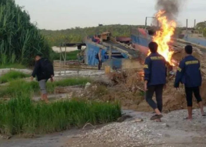Polisi Gerebek Dua Lokasi PETI, Sembilan Rakit Penambang Dimusnahkan