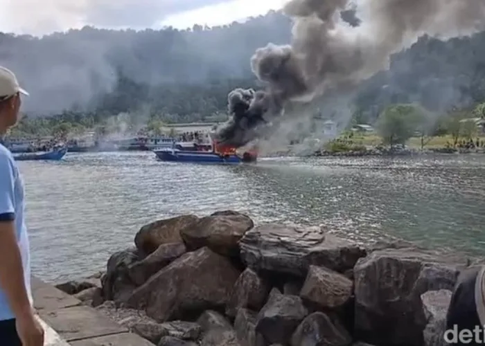 Kapal Pemkab Mentawai Terbakar di Pelabuhan Bungus Padang
