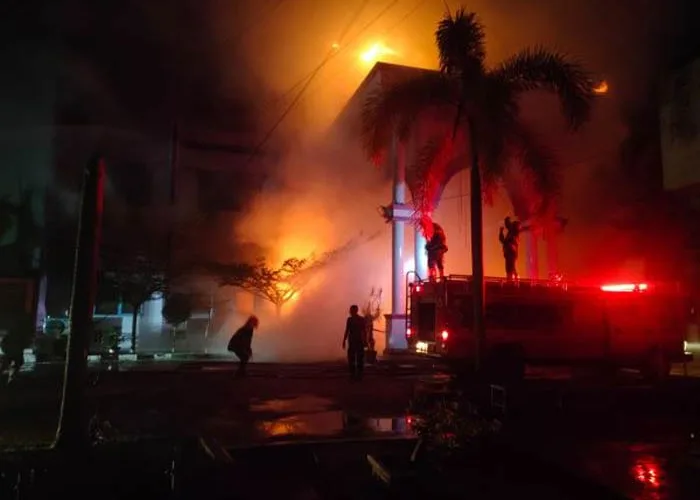 Gedung Fakultas Kesehatan Masyarakat Unand Padang Terbakar